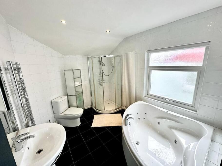 Holiday home Princes Park Semi With Jacuzzi Sleeps 6 L8 *