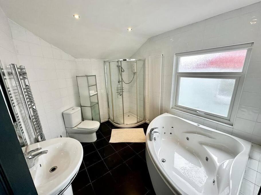 Holiday home Princes Park Semi With Jacuzzi Sleeps 6 L8 Liverpool