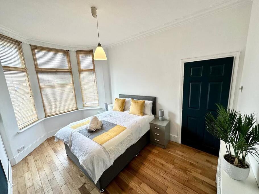 Holiday home Princes Park Semi With Jacuzzi Sleeps 6 L8 *